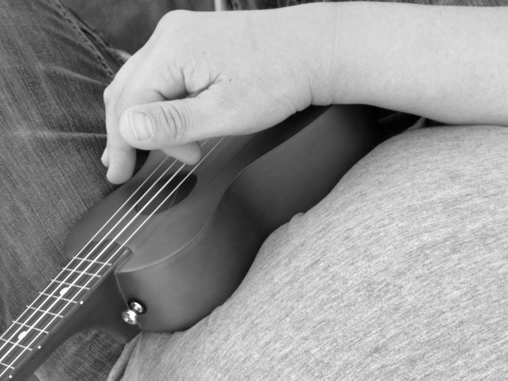 Hold_Ukulele_Sitting_Position_1_b